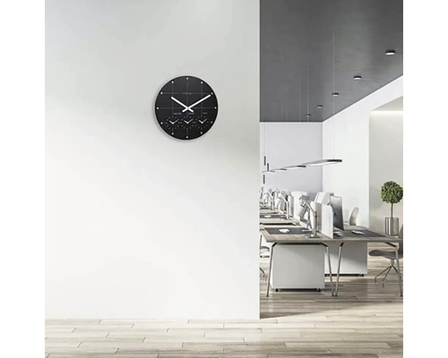 Kancelář s nástěnnými hodinami zobrazujícími několik časových pásem a psací stoly