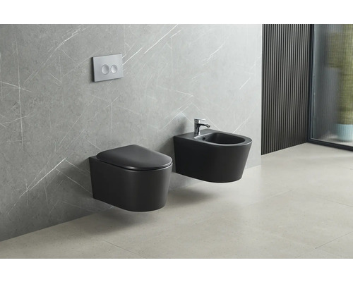 Závěsná toaleta a bidet v moderně řešené koupelně.