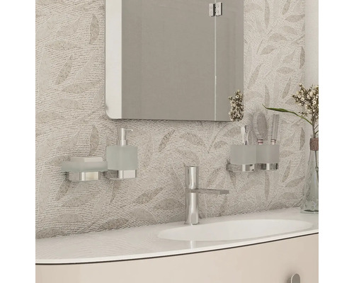 Koupelna s umyvadlem, zrcadlem, baterií, dávkovačem mýdla a kelímkem na zubní kartáčky