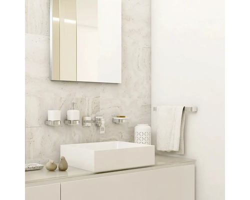 Světlá koupelna s umyvadlem, zrcadlem, bateriemi a doplňky.