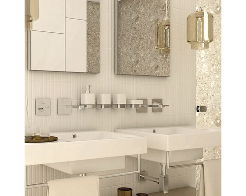 Koupelna se dvěma umyvadly, zrcadly a osvětlením pro světlé a uspořádané prostředí