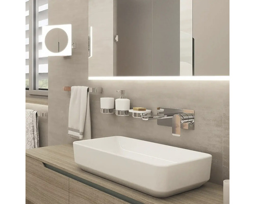 Moderní koupelna s obdélníkovým umyvadlem, zrcadlem s osvětlením a koupelnovými bateriemi