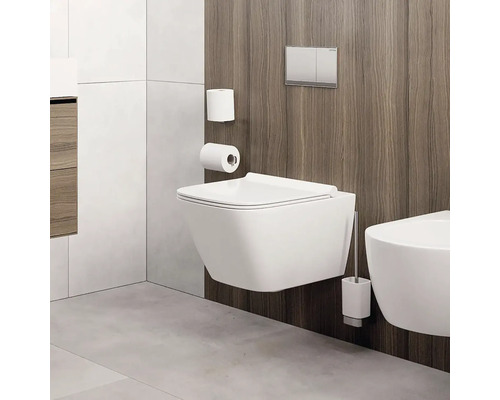 Moderní koupelna se závěsným WC, držákem toaletního papíru a ovládacím panelem