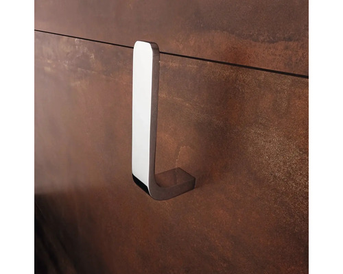 Jeden kovový háček na ručníky na zdi