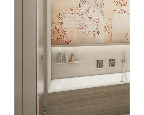 Koupelnová část s vanou, armaturami, kosmetikou a nástěnnou dekorací