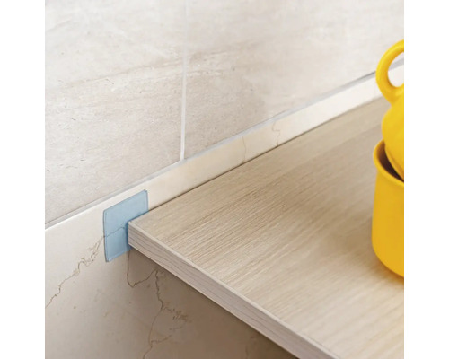 Detailní pohled na polici připevněnou k obkládané stěně s hrnky