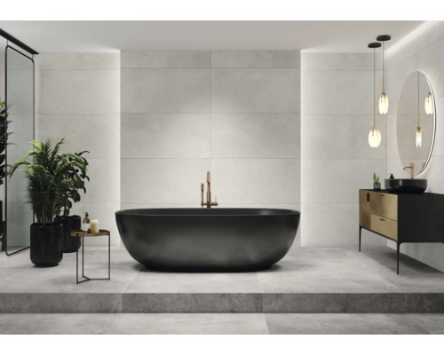 Koupelna s vanou, umyvadlem, zrcadlem a obklady