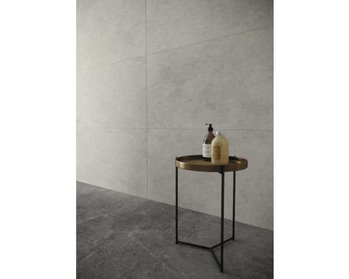 Světlá koupelna s obklady stěn a malým odkládacím stolkem