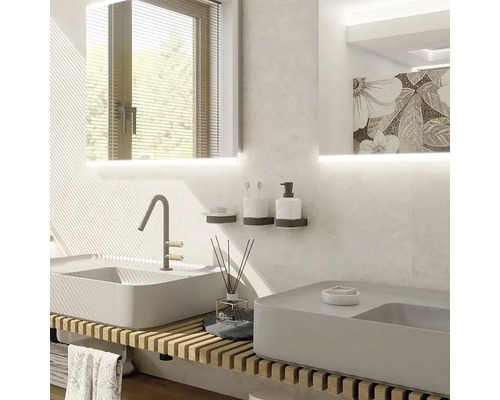 Světlá koupelna s dvojitým umyvadlem, zrcadlem s osvětlením a oknem