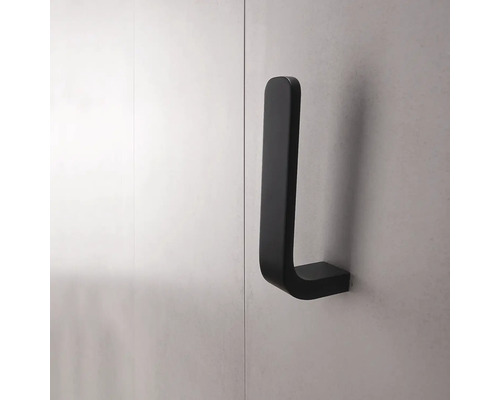 Černý držák na ručníky namontovaný na stěně