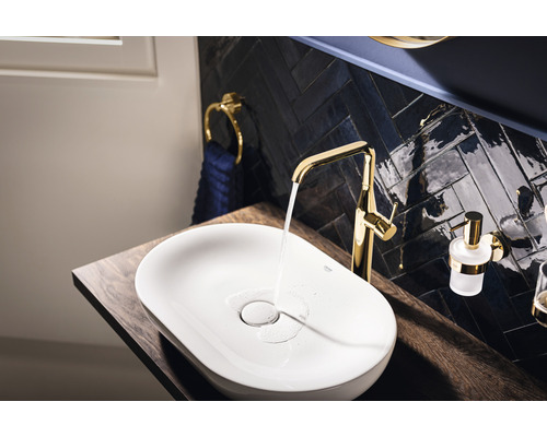 Moderní koupelnové umyvadlo se zlatou baterií na dřevěné desce