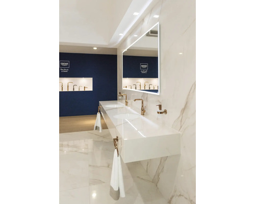 Světlá koupelna s dvojitým umyvadlem, osvětleným zrcadlem a armaturami