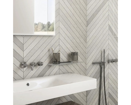 Koupelna s umyvadlem, zrcadlem, baterií a obkladem stěn do rybí kosti