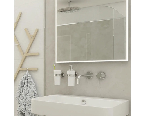 Moderní koupelna s umyvadlem, osvětleným zrcadlem, baterií a držákem na ručníky