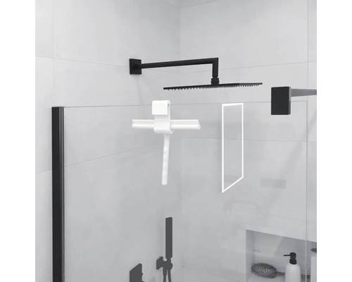 Koupelna se sprchovým koutem, hlavovou sprchou a stěrkou na sprchy