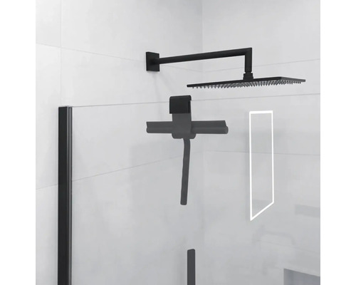 Dešťová sprcha a stěrka na sprchy v koupelně