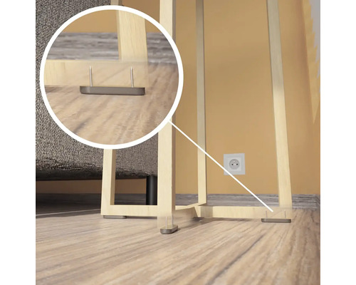 Detailní záběr nábytkového kluzáku s hřebíkem na dřevěné podlaze