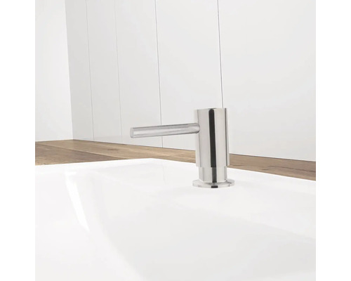 Kovový dávkovač mýdla na umyvadle