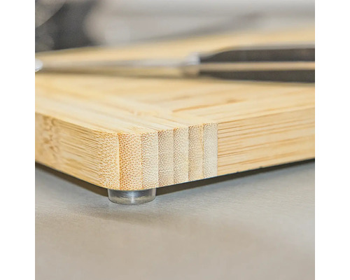 Detail bambusového krájecího prkénka s nožičkami