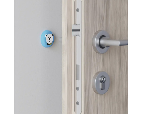 Dveřní zarážka s designem medvěda na zdi vedle dveří