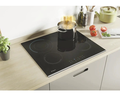 Černá sklokeramická varná deska se čtyřmi varnými zónami ve světlé kuchyni