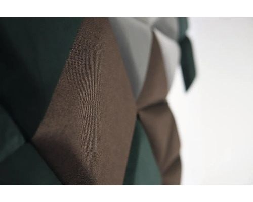 Detailní záběr čalouněného stěnového panelu s geometrickým vzorem