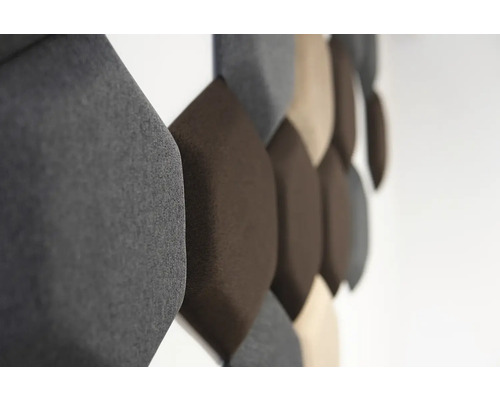 Detail stěny s akustickými panely pro pohlcování zvuku.