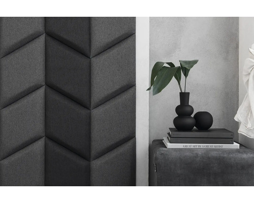 Šedé akustické panely na zdi s abstraktními dekoracemi a stolička s dekoracemi