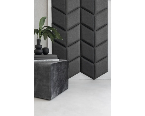 Dekorativní akustický panel s geometrickým vzorem vedle příručního stolku s dekorací