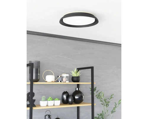 LED stropní svítidlo Eglo 900857 PENJAMO 1 20 W 2400 lm 3000 K černé/hnědé Interiér se stropním svítidlem a regálem