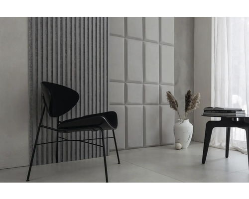 Interiérová scéna s černou židlí, malým černým odkládacím stolkem, vázou s dekorací a stěnovými panely