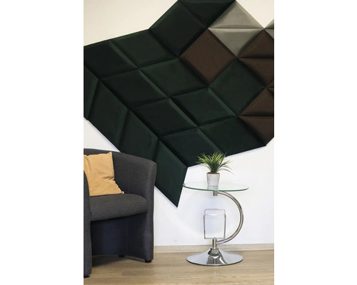 Místnost s křeslem, odkládacím stolkem a akustickými panely na zdi