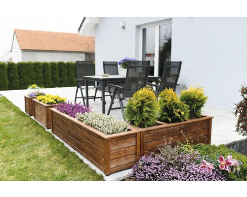 Terasa s dřevěnými truhlíky a zahradním nábytkem