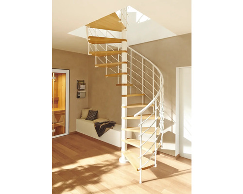 Točité schodiště ze dřeva a kovu v světlé místnosti se saunou a posezením