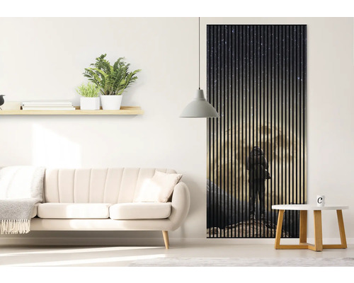 Obývací pokoj s pohovkou, odkládacím stolkem a akustickým panelem s motivem hor