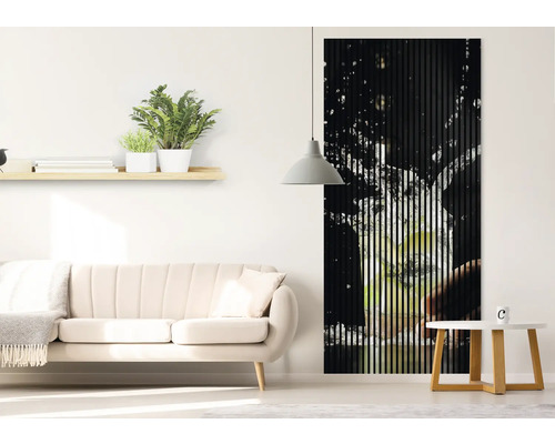 Obývací pokoj s pohovkou, policí s rostlinami a akustickým panelem s motivem vody