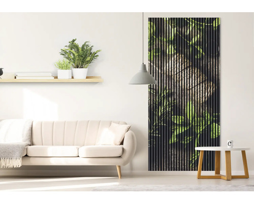 Obývací pokoj s pohovkou, nástěnnou policí s rostlinami a dekorativním dřevěným panelem