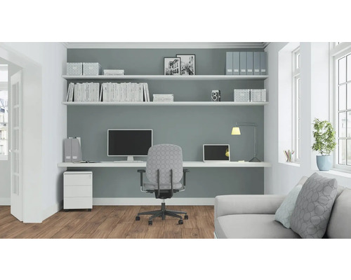 Pracovna se stolem, kancelářskou židlí, policemi a pohovkou pro organizované a světlé prostředí