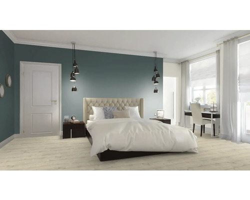 Světlá ložnice s manželskou postelí, nočními stolky, psacím stolem a závěsnými svítidly.