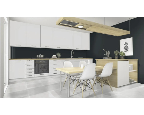 Světlá kuchyně s jídelním stolem a židlemi