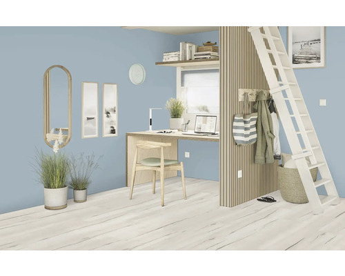Světlá místnost s vyvýšenou postelí, psacím stolem a dřevěným žebříkem