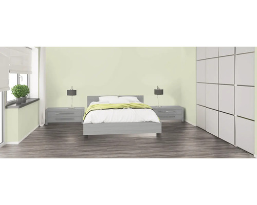 Ložnice s postelí, nočními stolky a skříní