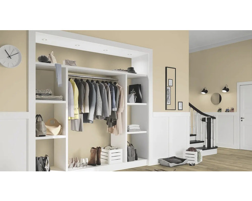 Světlá chodba se šatnou, schodištěm a dekoracemi pro útulný domov.