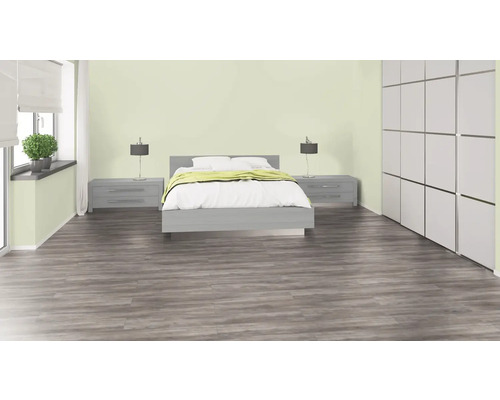 Ložnice s postelí, nočními stolky, lampami a šatní skříní