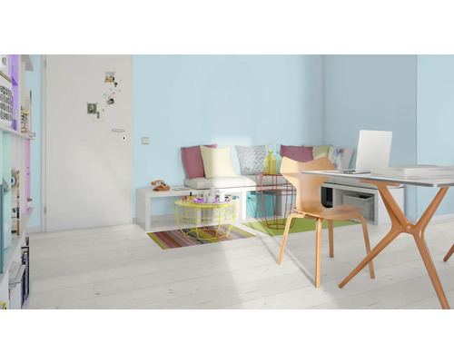 Světlá pracovna se stolem, židlí a dekorativními prvky pro přátelské prostředí