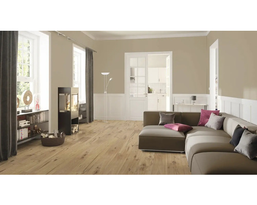 Obývací pokoj s pohovkou, kamny a dřevěnou podlahou