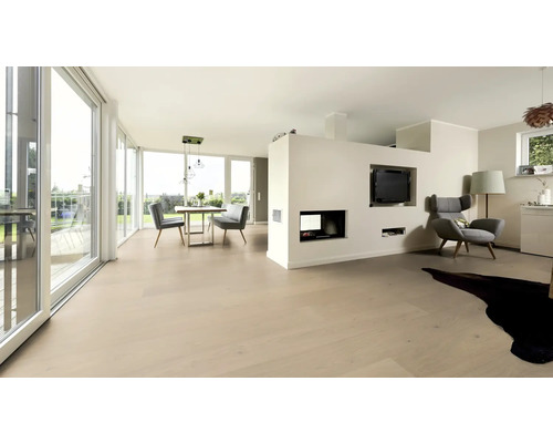 Světlý obývací pokoj s dřevěnou podlahou, jídelním stolem a židlemi