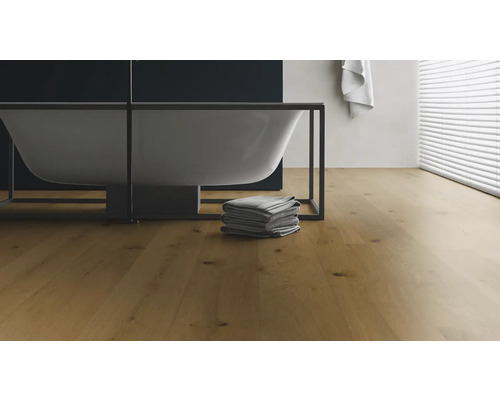 Koupelna s vanou a dřevěnou podlahou