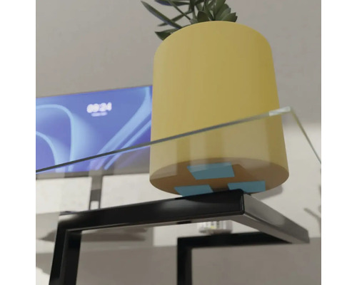 Detail květináče na černém kovovém regálu se skleněnou policí