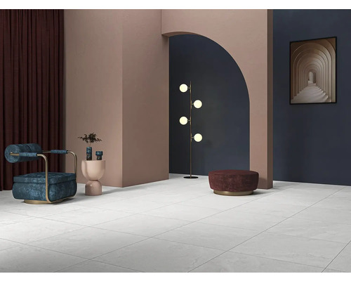 Světlý pokoj s dlažbou, křeslem, lampou a dekorací